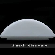 Kodin sisustuksessa käytetty valkoisen opalisen lasin lamppu