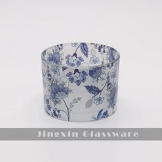 Sininen kukka sylinterin lasikynttilänjalka isolle kynttilällä