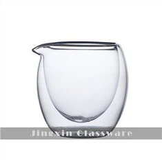 Lasinen kaksikerroksinen teekuppi juoksuputkella