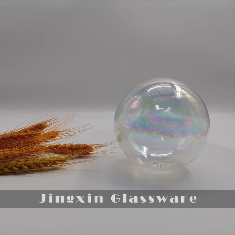 Sateenkaaren värinen lasipallo